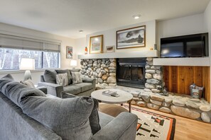 Una televisión, una chimenea, libros