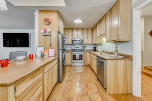 Een koelkast, een magnetron, een kookplaat, een vaatwasser