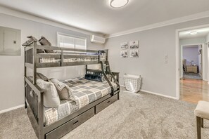 4 quartos, escrivaninha, ferros/tábuas de passar roupa, Wi-Fi