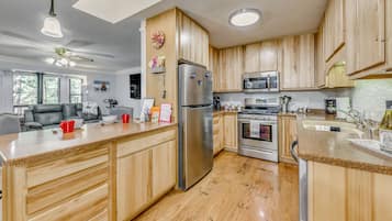 Fridge, microwave, stovetop, dishwasher