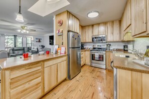 Kühlschrank, Mikrowelle, Herdplatte, Geschirrspüler