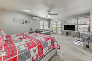 4 bedrooms, desk, iron/ironing board, WiFi - Ruidoso Cabin w/ Hot Tub ~ 2 Mi to Grindstone Lake (Ruidoso)