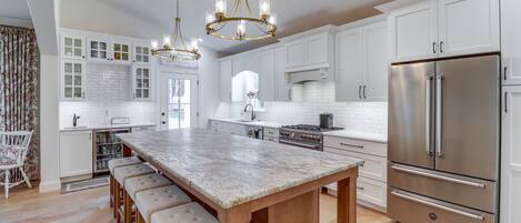 Réfrigérateur, micro-ondes, cafetière/bouilloire, grille-pain