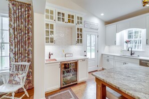 Kühlschrank, Mikrowelle, Wasserkocher mit Kaffee-/Teezubehör, Toaster