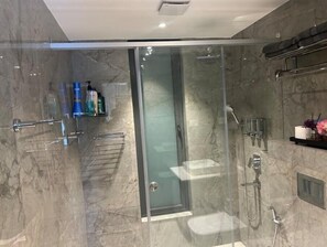 Shower, hair dryer, towels, soap - Beautiful & Spacious 1 BR Suite - Modern African Decor & Ocean View, Osu (Accra)