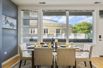 3-bedroom apartment in Lincoln Park, 4-minute drive to Michigan Avenue