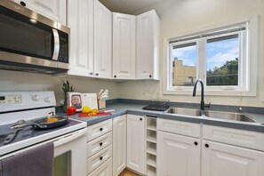 Kühlschrank, Mikrowelle, Ofen, Herdplatte