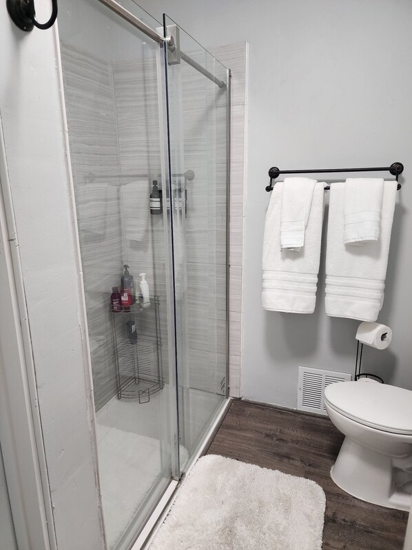 مناشف، صابون، ورق حمّام