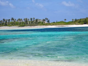 Na praia, espreguiçadeiras, toalhas de praia