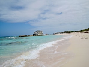 Na praia, espreguiçadeiras, toalhas de praia