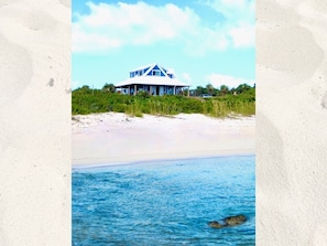 Na praia, espreguiçadeiras, toalhas de praia
