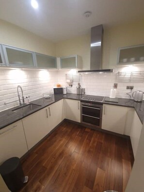 冰箱、微波炉、烤箱、炉灶