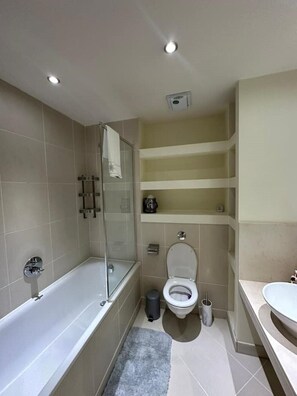 Shower, hair dryer, towels, soap - Luxurious 2Bed Flat in Canary Wharf with views (Canary Wharf)