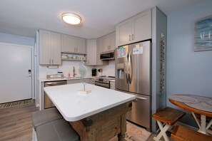 Fridge, microwave, oven, stovetop - Gulf Shores Plantation - Beautiful 2 Br/2Ba Condo! Close to the pool and beach. (Gulf Shores)