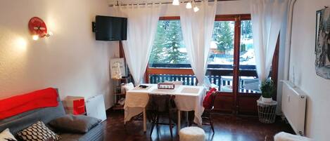 Televisie, een tafeltennistafel en boeken