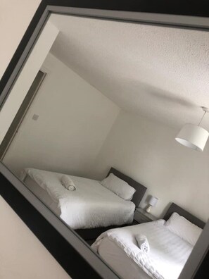 2 habitaciones, tabla de planchar con plancha, wifi y ropa de cama
