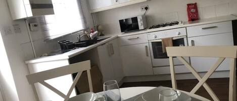 Refrigerador, microondas, horno y tetera eléctrica