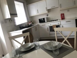 Kjøleskap, mikrobølgeovn, ovn og vannkoker