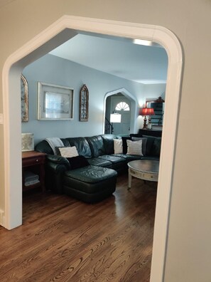 Smart TV, books, stereo - Cozy, Rustic Bungalow (Leavenworth)