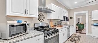 Beautifully decorated and well appointed 2 bedroom 1 bathroom home centrally located in Augusta.