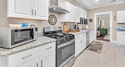 Beautifully decorated and well-appointed 2bedroom 1 bathroom home centrally located in Augusta. The sleeping arrangements for this property are 1 king bed and 2 double beds.