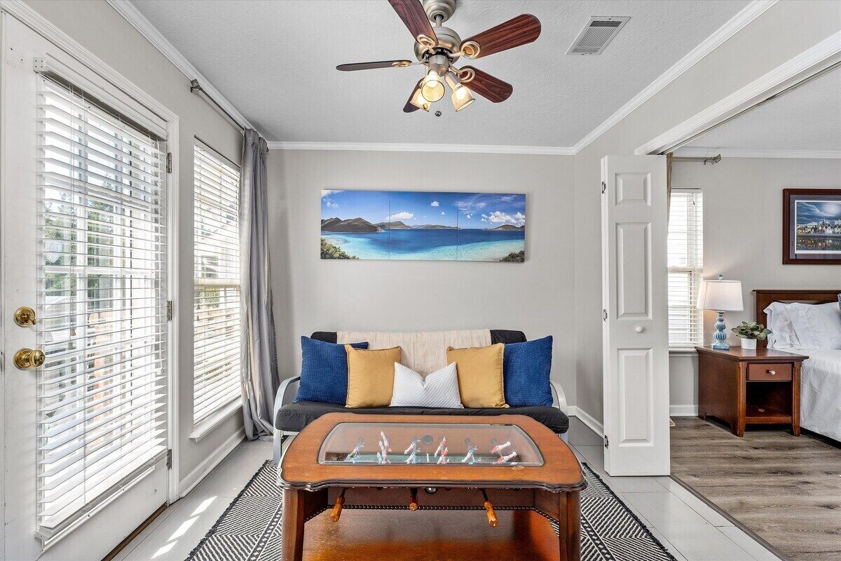 Televisie, een open haard, tafelvoetbal en een kantoor