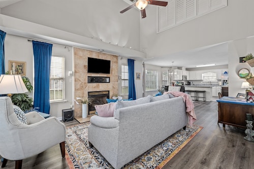 3 bedroom, 2.5 bathroom patio home with an inground pool. <br>The sleeping arrangements at this property include three queen beds and a futon located in the second living room.