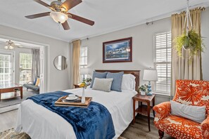 3 soverom, skrivebord, strykejern/-brett og reiseseng for barn