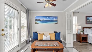 3 sovrum, skrivbord, strykjärn/strykbräda och resesäng