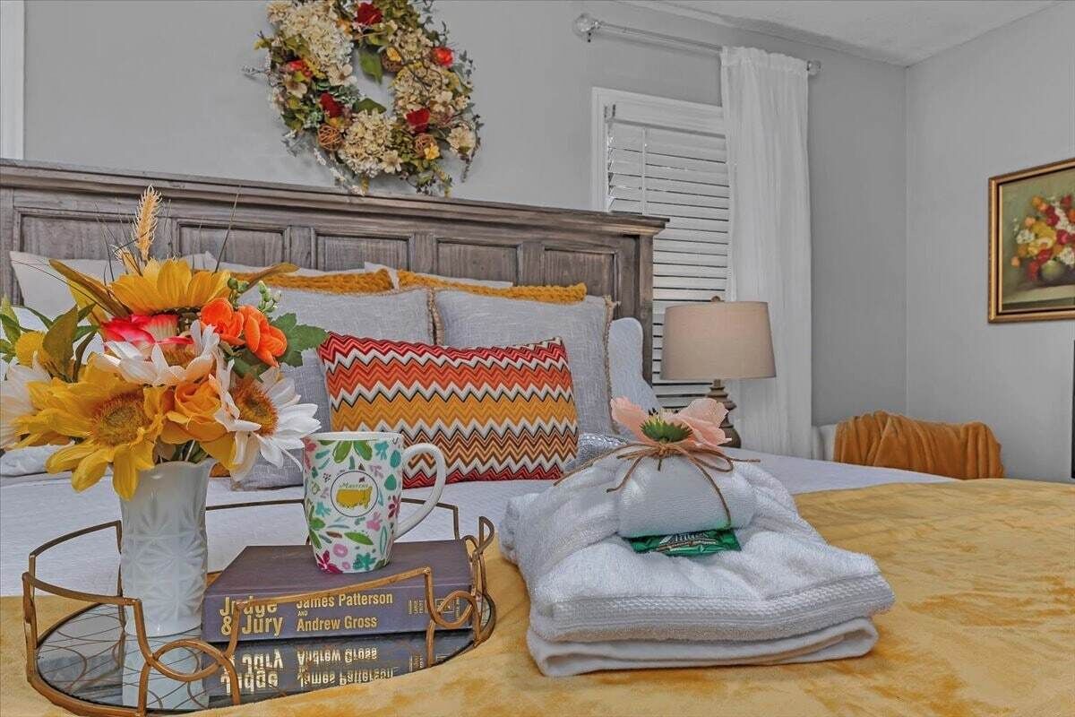 1 chambre, bureau, fer et planche à repasser, lit parapluie