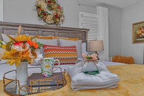 1 slaapkamer, een bureau, een strijkplank/strijkijzer, reisbedje