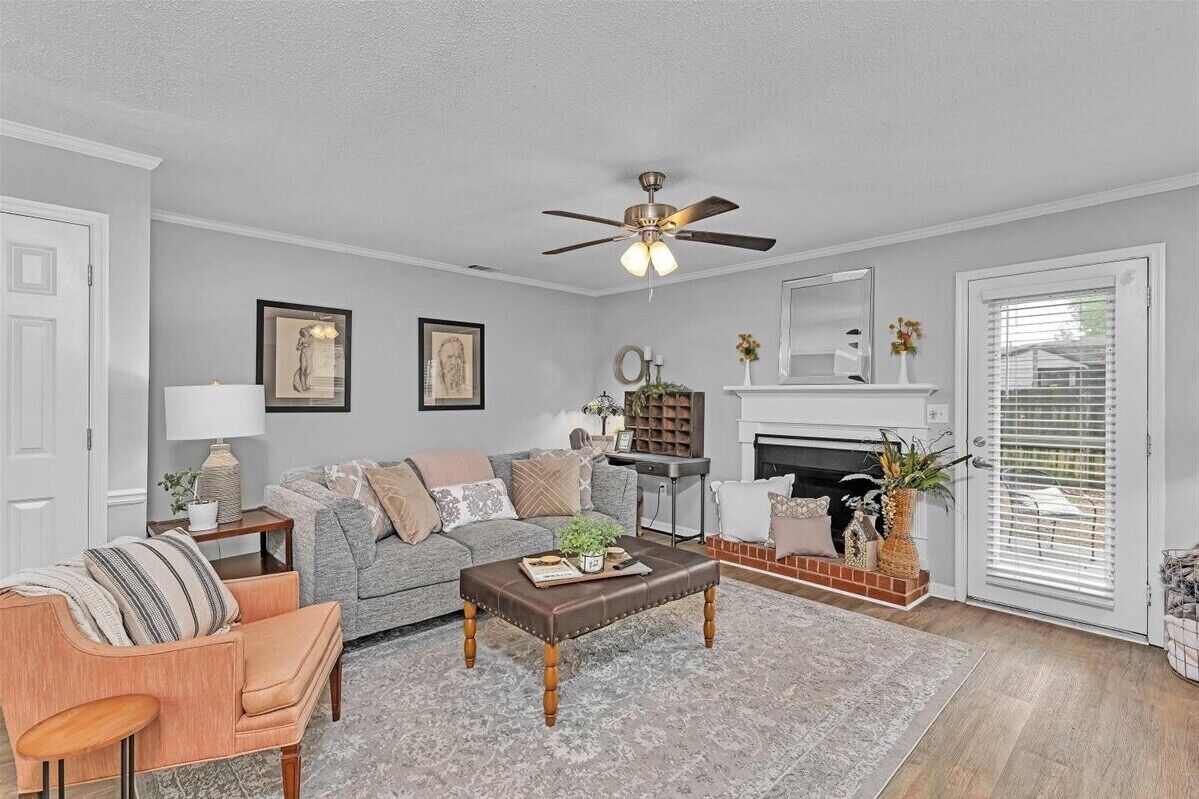 2 bedroom home with 1.5 bathrooms and fully fenced backyard