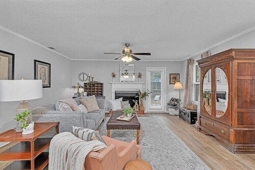 2-bedroom home with 1.5 bathrooms and fully fenced backyard. The sleeping arrangements are 1 king bed and 1 queen bed.