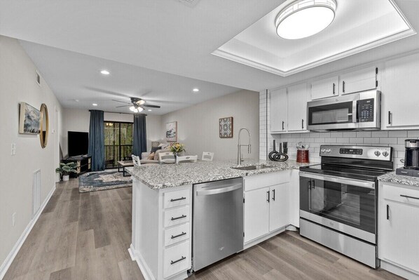 ثلاجة، ميكروويف، فرن، موقد طهي مسطح