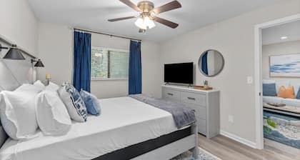 Beautiful 2 bedroom 2 bathroom condo with balcony overlooking creek