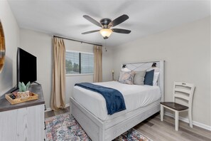 2 habitaciones, escritorio y tabla de planchar con plancha 