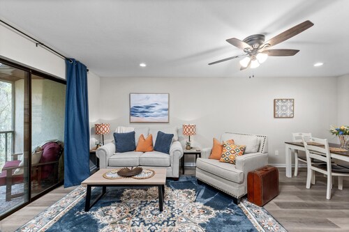 Beautiful 2 bedroom 2 bathroom condo with balcony overlooking creek. The sleeping arrangements for this property are 2 queen beds.