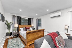Smart TV, offices - 1 bed 1 bath home that sleeps max 4 guests with sleeping arrangements being a queen bed and a fold out couch that is queen sized. (Augusta)