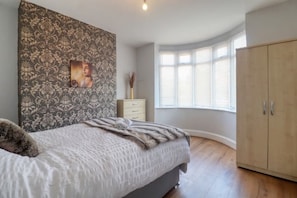 4 bedrooms, iron/ironing board, WiFi, bed sheets