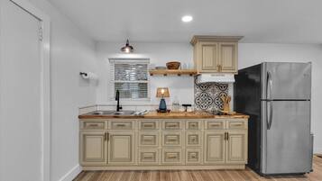 Réfrigérateur, micro-ondes, cafetiÚre/bouilloire