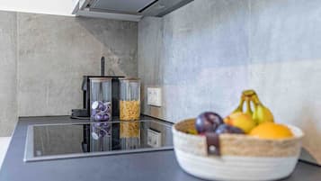 Kjøleskap, ovn, kokeplater og oppvaskmaskin