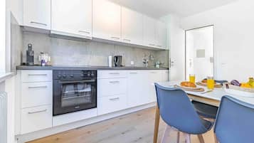 Kjøleskap, ovn, kokeplater og oppvaskmaskin