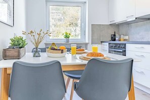 Kjøleskap, ovn, kokeplater og oppvaskmaskin