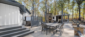New Listing! Three Chimney Lodge-Hot Tub/Game Room/Fire Pit/4 Bed!