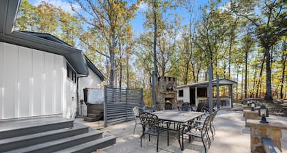 New Listing! Three Chimney Lodge-Hot Tub/Game Room/Fire Pit/4 Bed!