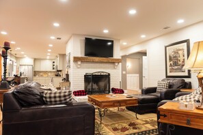 TV connectée, cheminée, livres