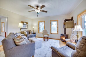 TV, fireplace, books - Lovely Rural Hixton Farmhouse w/ Porch & Fire Pit! (Hixton)