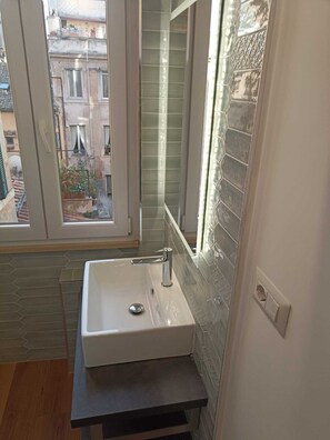 Shower, hair dryer, bidet, towels - Apartment in the historic center of Rome (Roma)