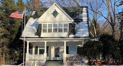 Dogs O.K Historic River Home: 6 Beds, 4 Bedrooms, 10 People,