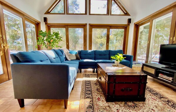 Smart-TV, DVD-spiller, bøker og filmbibliotek